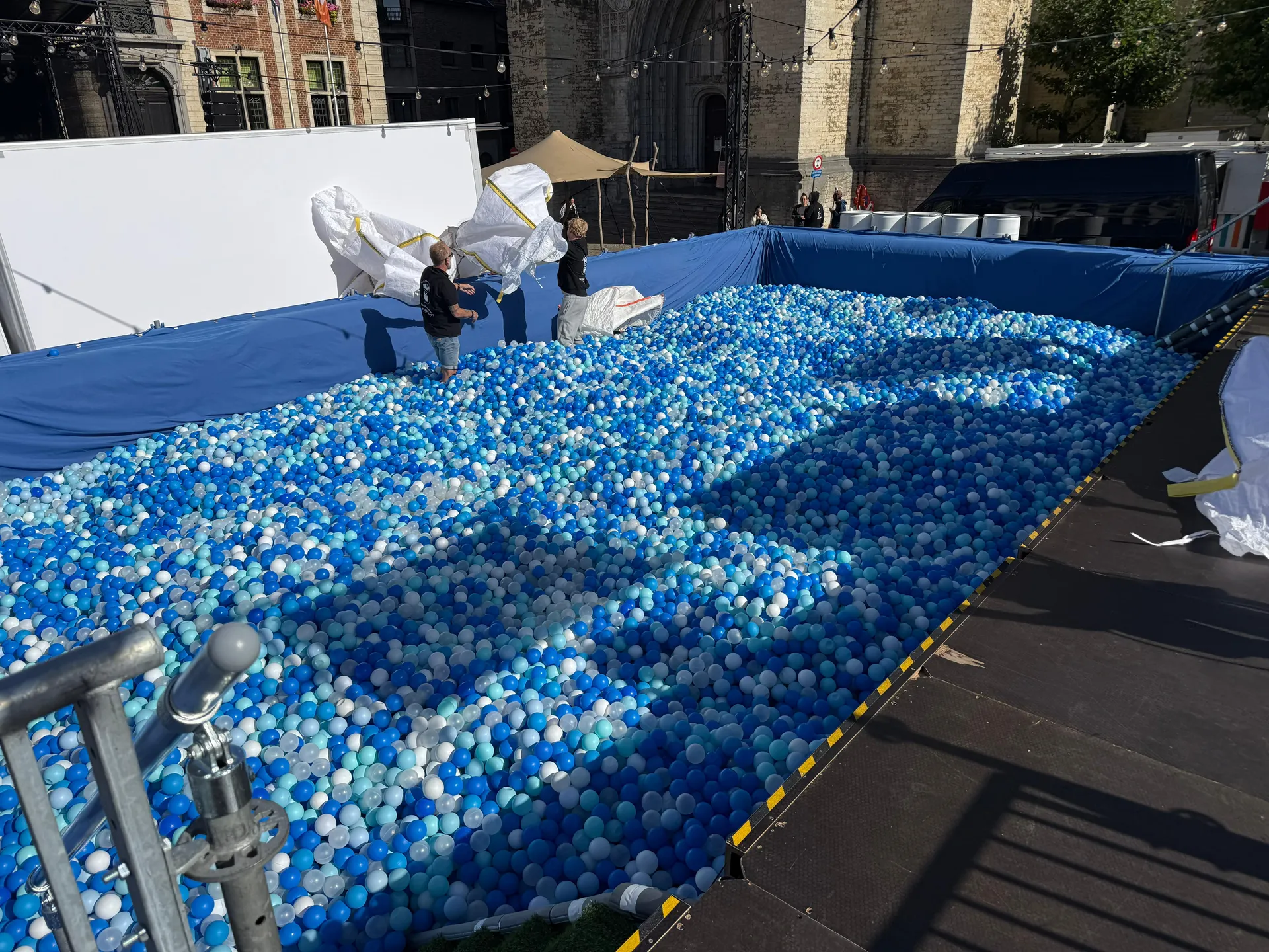 Grote ballenbak als stadspromotie in een Belgische stad