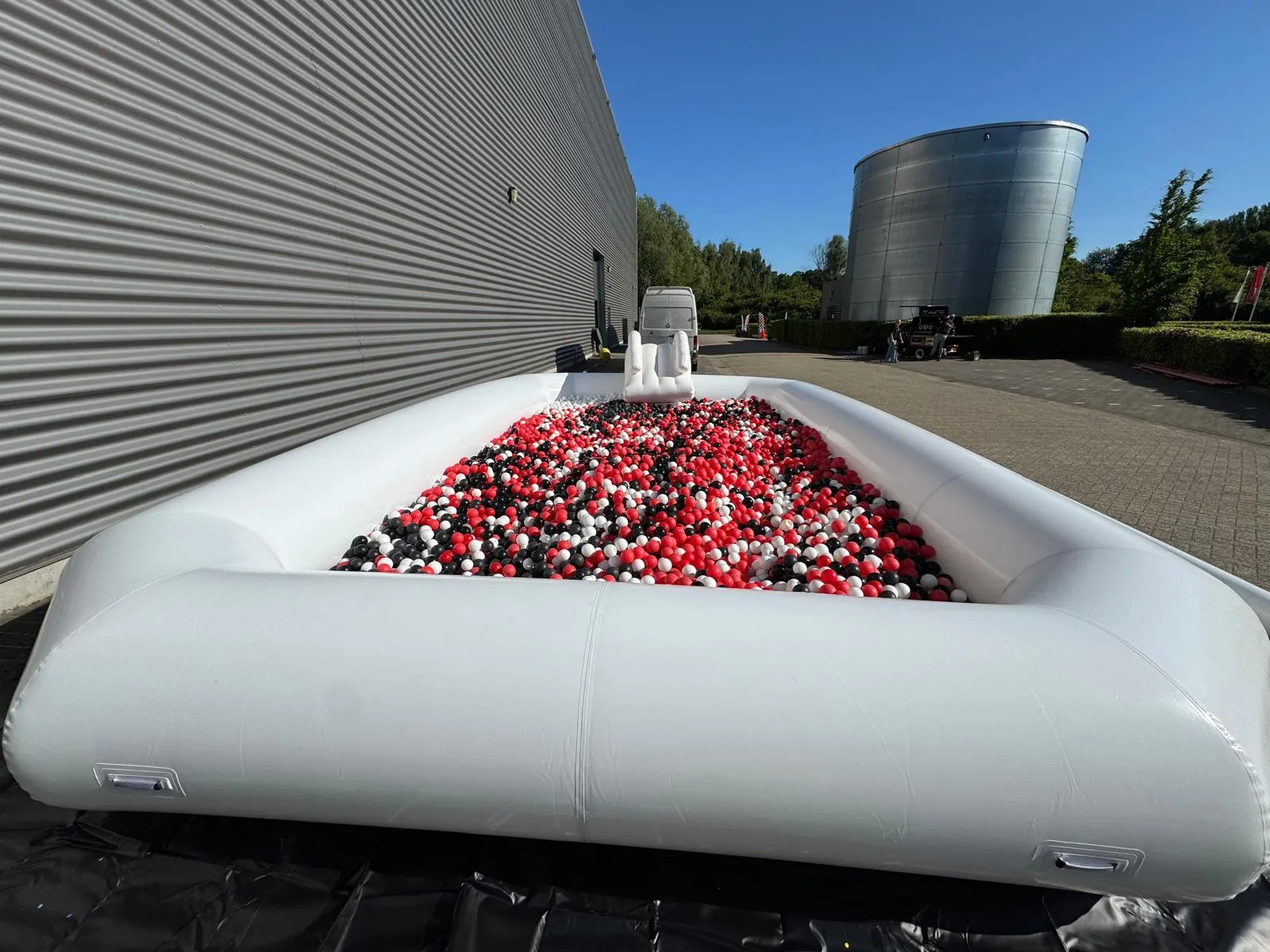 Ballenbak in rood-zwart-witte bedrijfskleuren