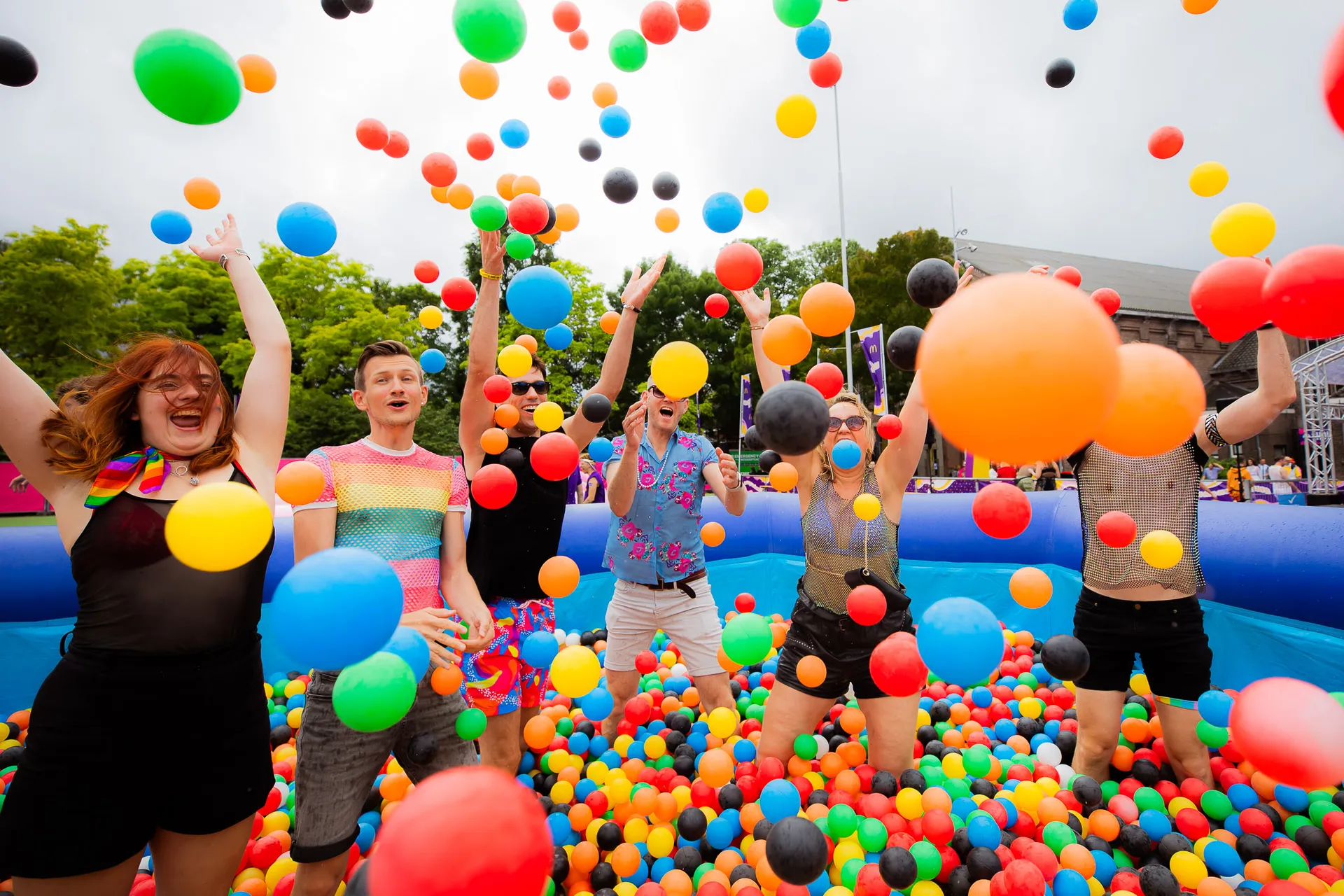 Bezoekers gooien ballen in de lucht op het festival
