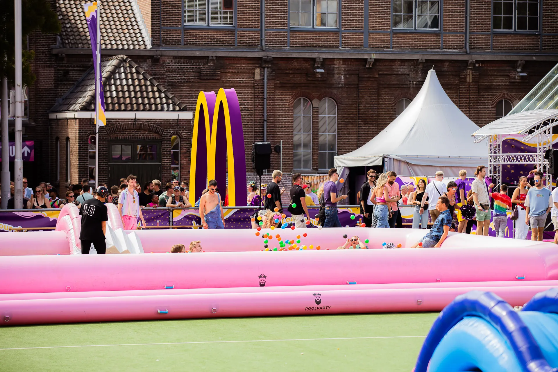 Ballenbak op de festival area met sponsorbranding