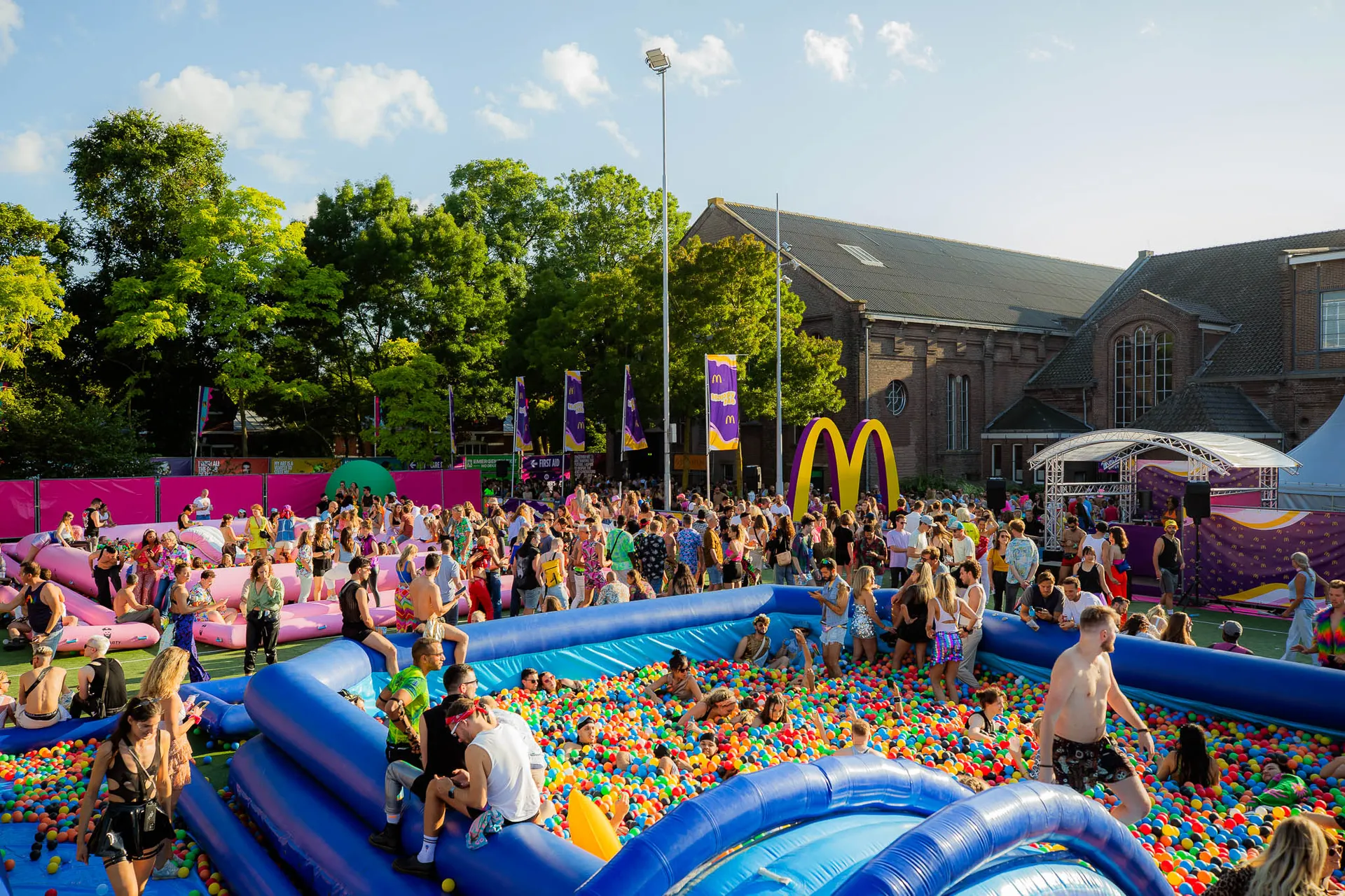 Overzicht ballenbak area op het festival