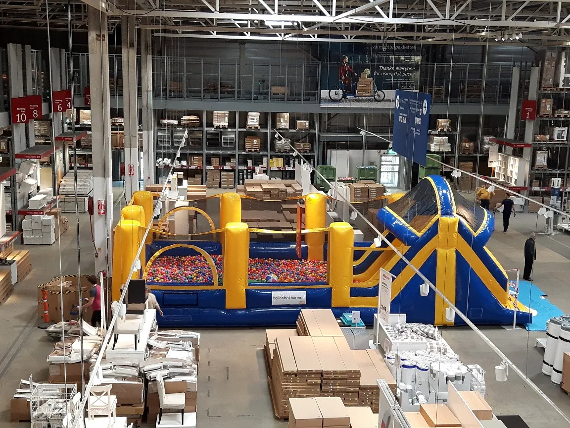 Ballenbak activatie in het IKEA magazijn